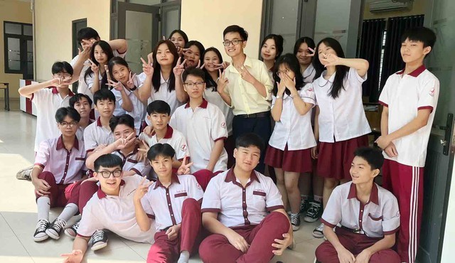 黄国强教师(中)深受众多学生的喜爱。