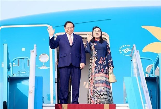 越南政府总理范明政偕夫人率越南高级代表团离开河内。(图:越通社)