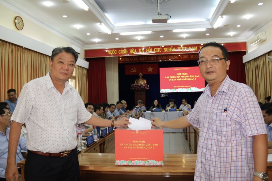 投票者对郡人委会领导投信任票。