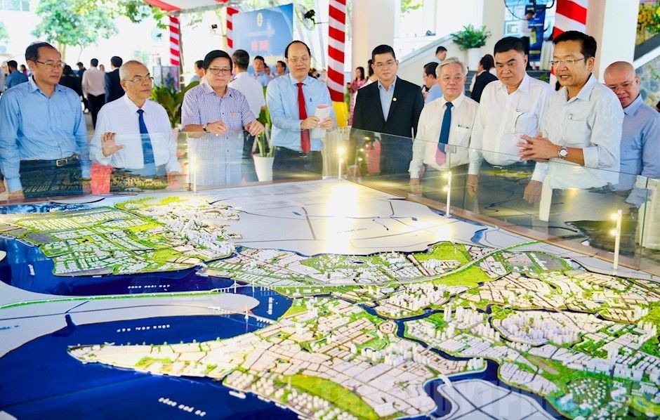 市委副书记阮胡海同与会代表观看芽贝县沙盘模型并探讨投资机会。(图:市党部新闻网)