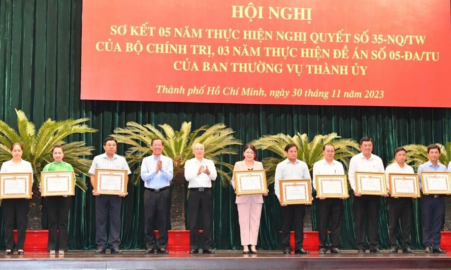 市领导向取得佳绩的集体颁授奖状。