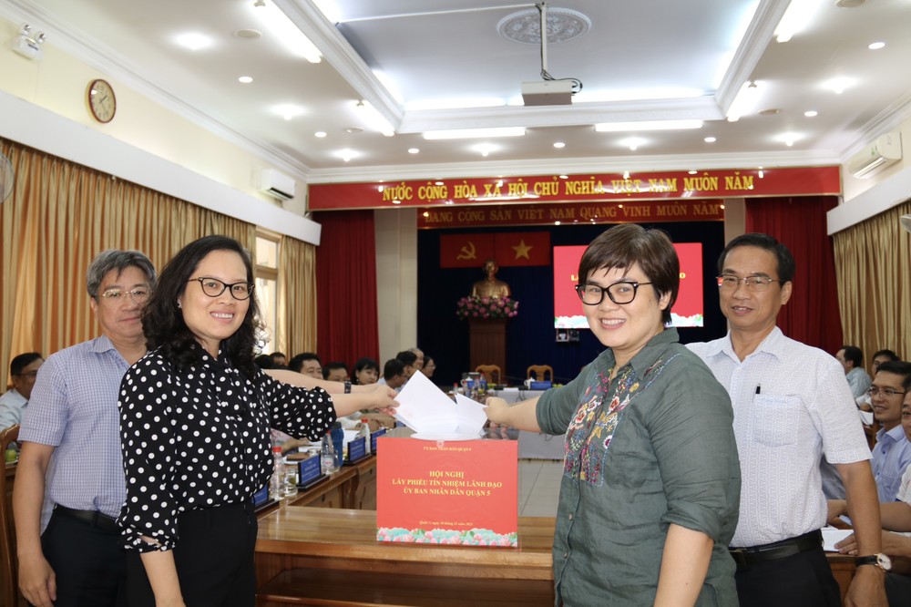 投票者对郡人委会领导投信任票。