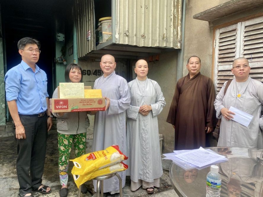 向黎氏美容赠送善款与粮食。