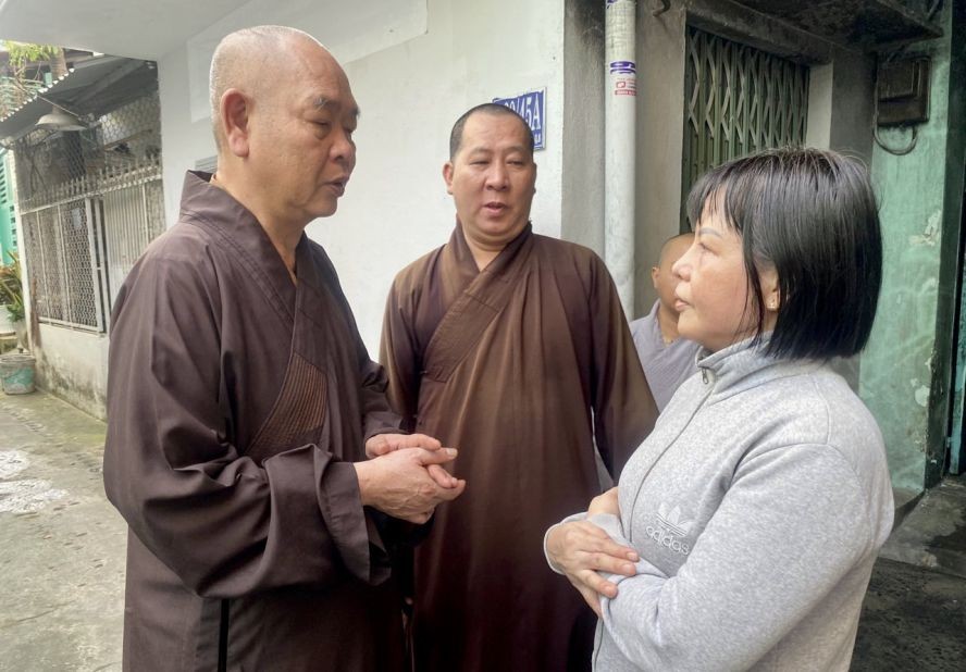 释慧功和尚等向罹难者家属表示诚挚慰问，鼓励家属坚强面对，渡过难关。