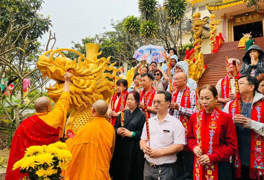 大勒宝光寺住持释振啟法师与华人热心人士向残疾人士派发礼物。