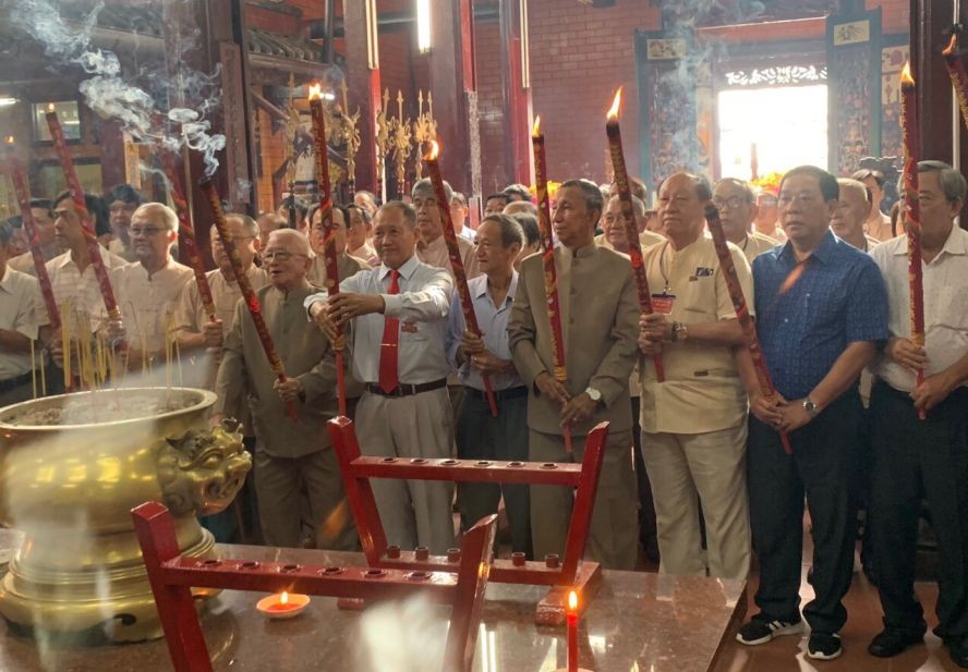 鹅贡市华人代表团赴芹苴参观交流