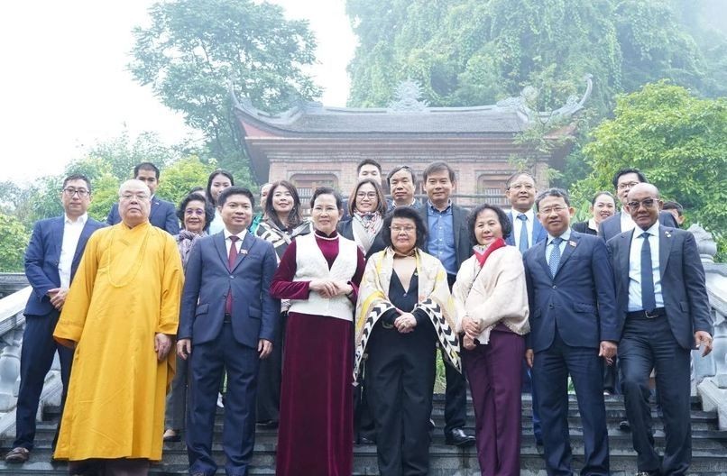 在访问我国期间，柬埔寨王国国会代表团前往参观三祝国家旅游区并同河南省领导合影留念。（图：越通社）