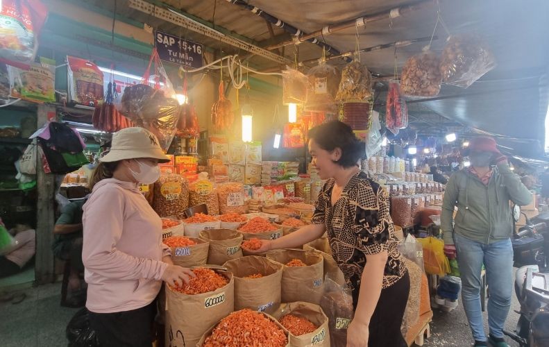 黎晋继街市年货畅销。