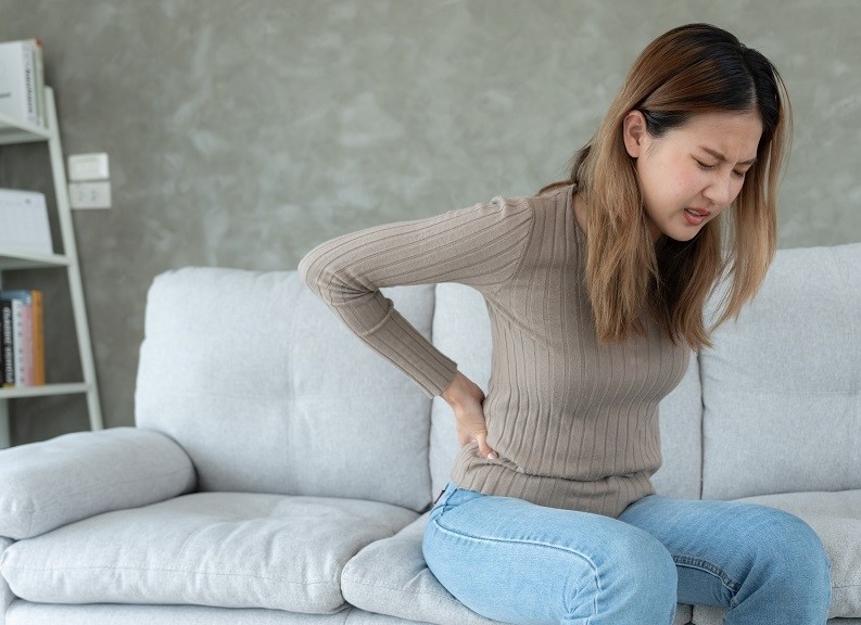 年轻人下背腰椎“刺痛到站不直”