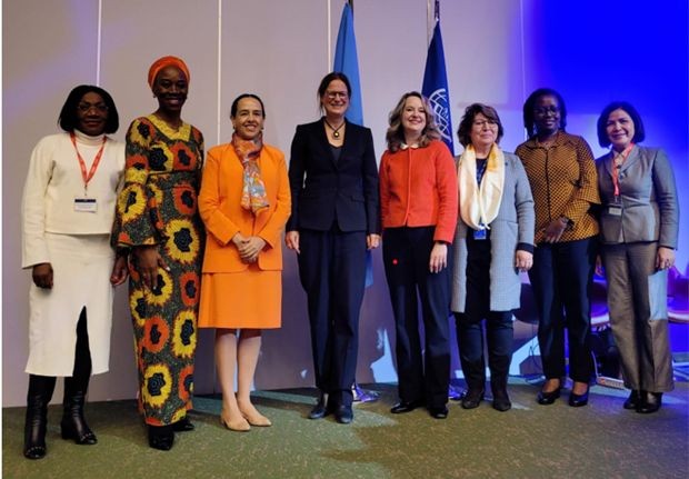 越南常驻联合国、世界贸易组织及日内瓦其他国际组织代表团团长黎氏雪梅大使和国际移民组织以及部分组织领导人合影。（图：越通社）