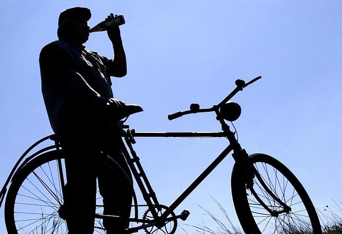 酒后骑自行车将受处罚。