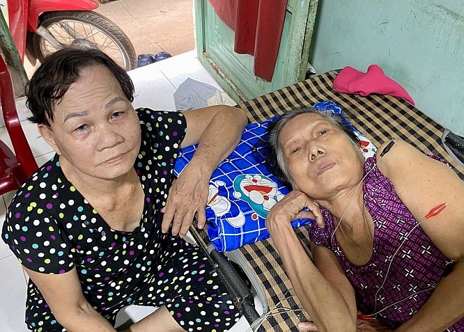 冯氏四（左）照顾关丽卿。