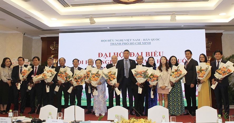 市各友好组织联合会领导和诸位嘉宾祝贺市越韩友协新届执委会。