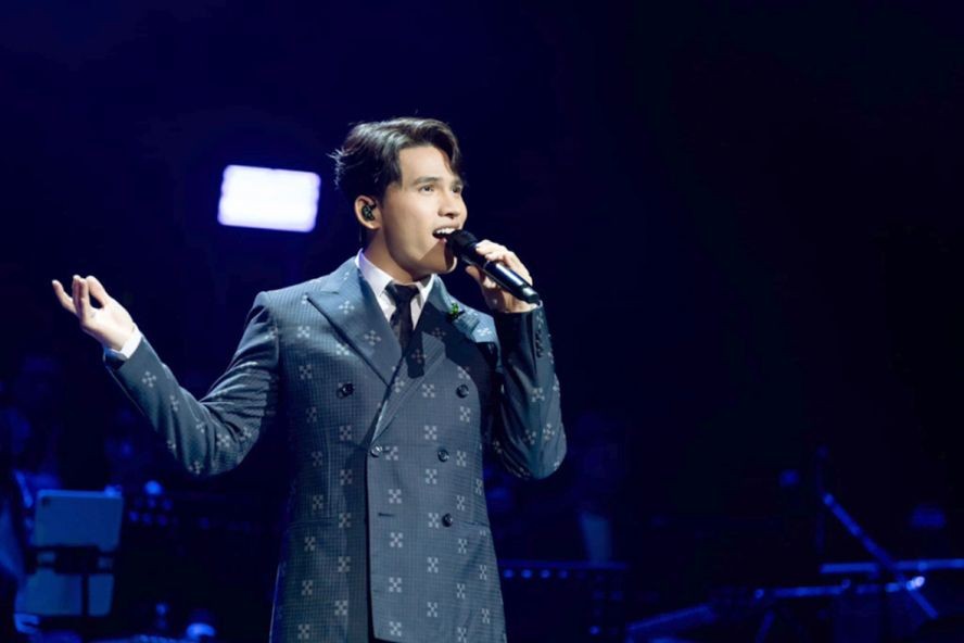 国天是最近备受欢迎的歌手之一。