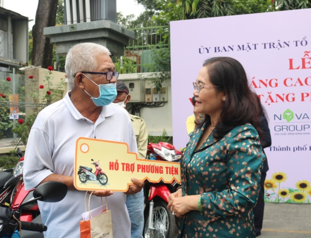 市领导赠送谋生工具给贫困者脱贫。（图：黎永）