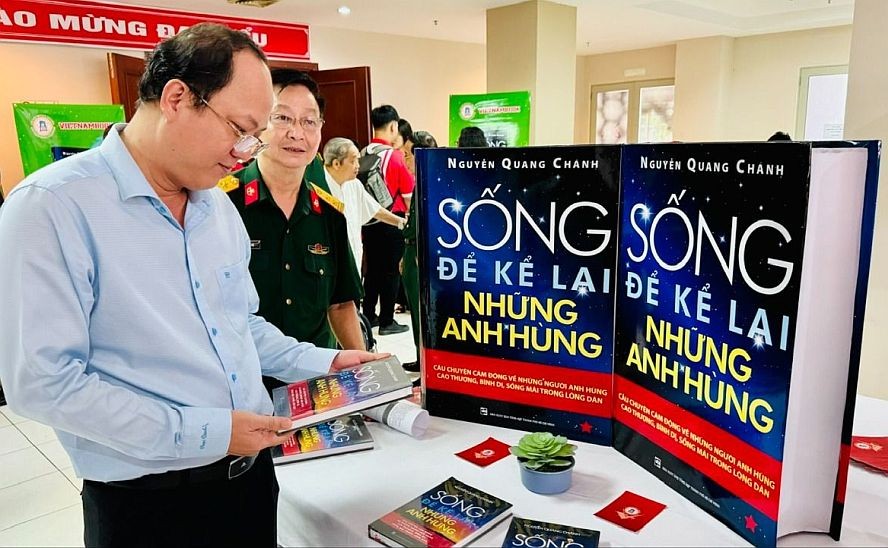 《为讲述英雄事迹活着》书籍发行