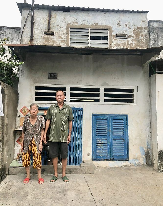 路面高过房子地面７寸，陈慧和陈文平站在屋前都把门口挡住了。