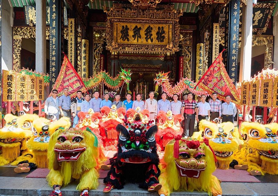 本市潮州义安会馆理事会代表和嘉宾参加开光点睛仪式。