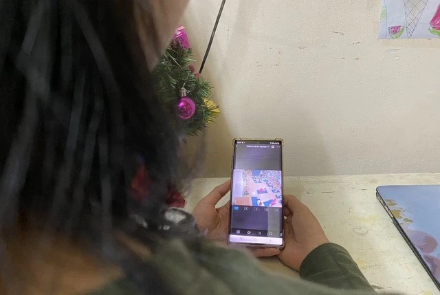 学生家长通过录像监视器观察幼儿班情况。