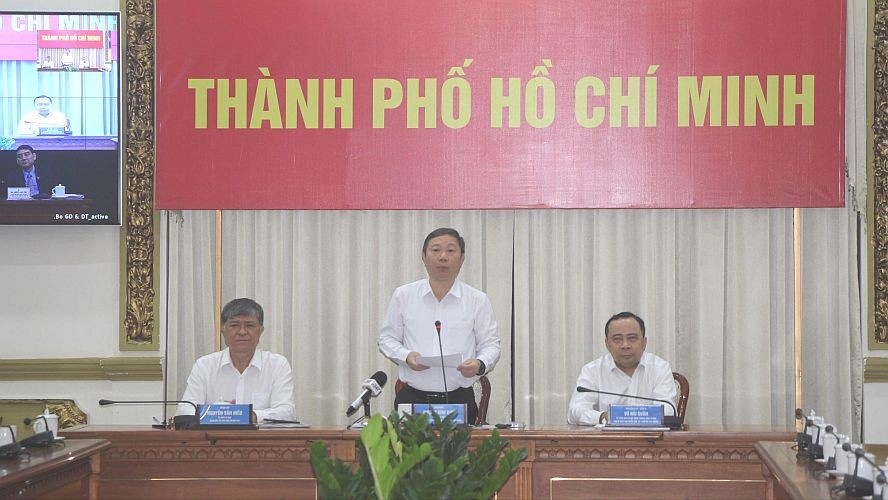 市人委会副主席杨英德（中）主持会议。