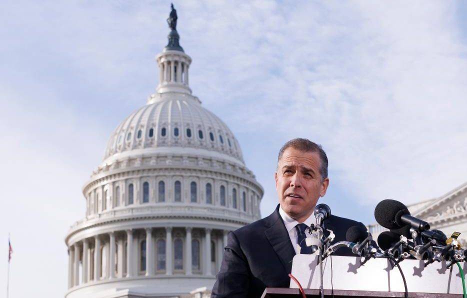 12月13日，在美国华盛顿，美国总统拜登的儿子亨特·拜登在国会前举行记者会。（图：新华社）