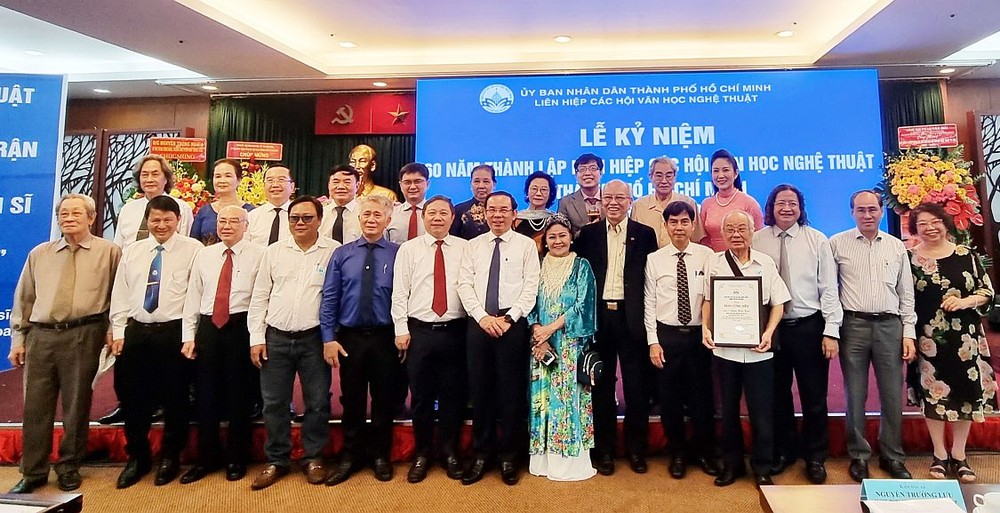 市委书记阮文年（前中）与文艺工作者合影。