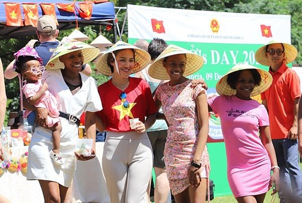 南非人民戴着越南斗笠合影。