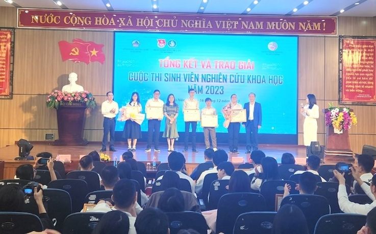 “大学生科学研究”比赛颁奖仪式。（图：庭曾）