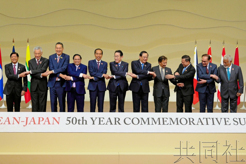 越南政府总理范明政(左四)与各领导人在日本与东盟特别首脑会议上手拉手合影留念。(图:共同社) dinh-4-2282.jpg