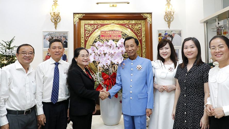 市领导探望天主教模范集体与个人