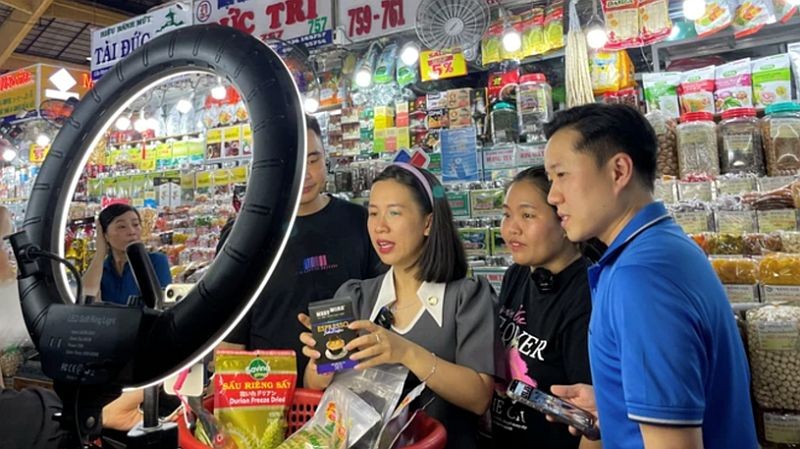 图为滨城市场一农产品商贩的直播带货活动一瞥。（图：诗红）