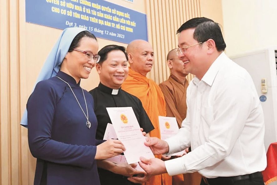 市资源与环境厅厅长向各宗教单位发红簿。