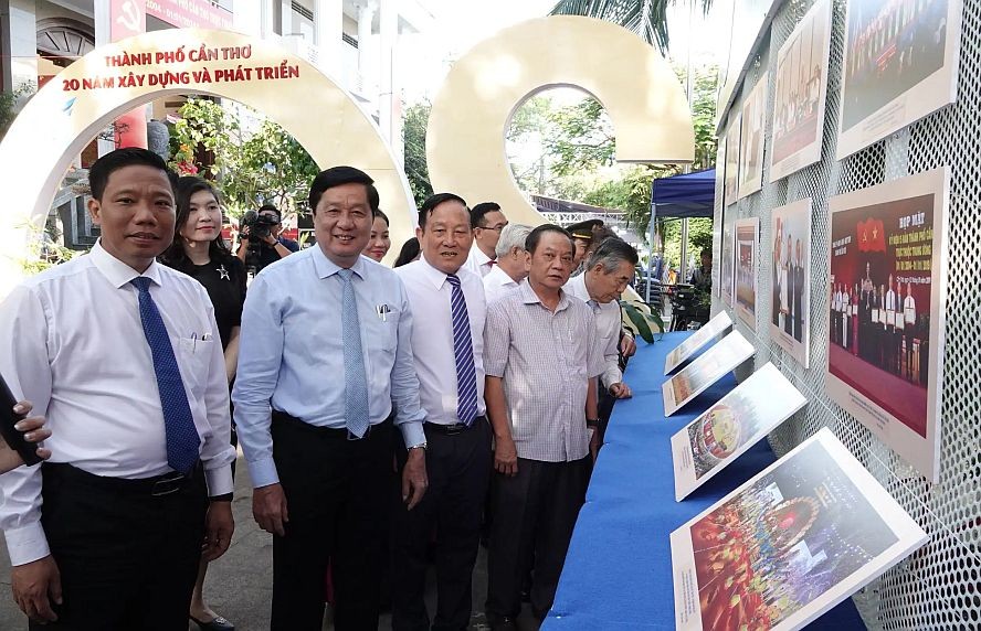 嘉宾们参观“芹苴市-建设与发展20周年”图片展。（图：维魁）