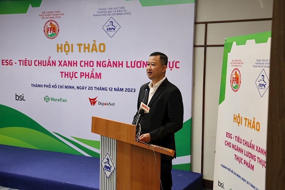 市商贸与投资促进中心经理范富旅在研讨会上分享粮食食品企业可持续发展的绿色标准之管理思维。（图：市党部新闻网）