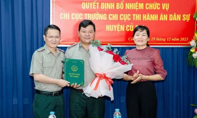 中级执行员潘文福（中）出任古芝县民事案件执行分局长。（图：锦绣）