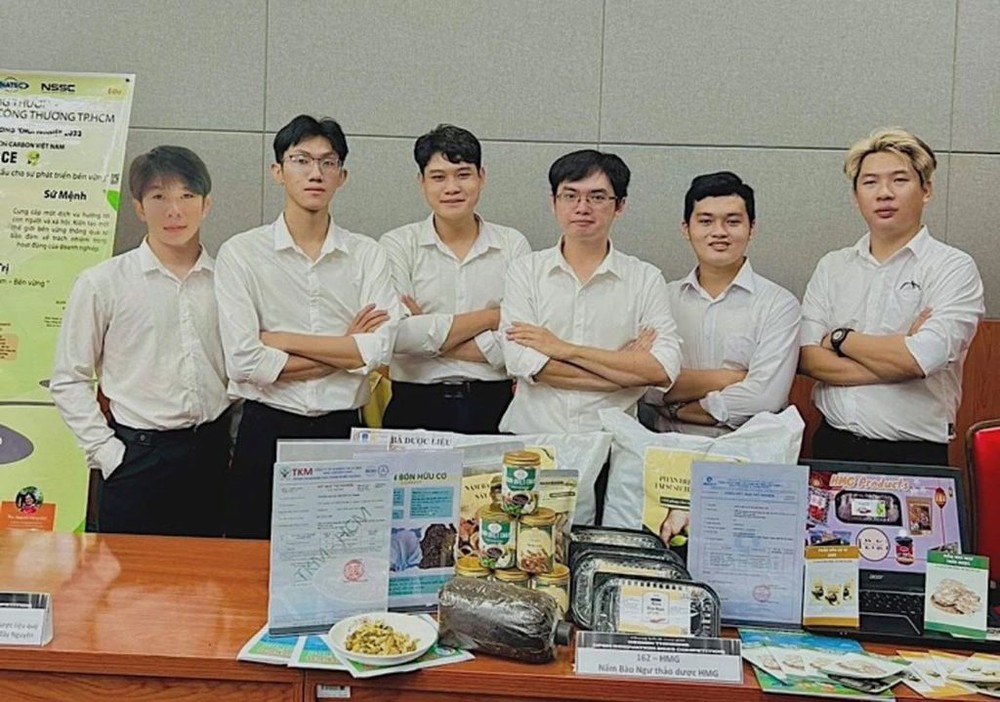 开展“绿色环境草药鲍鱼菇”项目的大学生小组