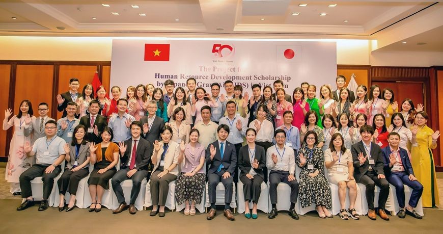 与会代表合影留念。（图：黄兰）