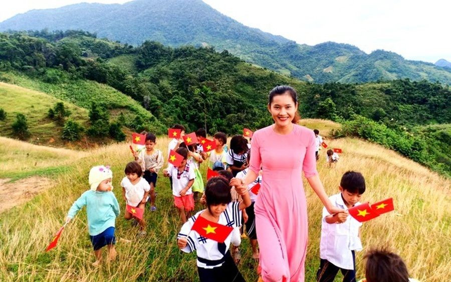 一名山区年轻女教师带领小学生们参加一项课外活动。（示意图：互联网）