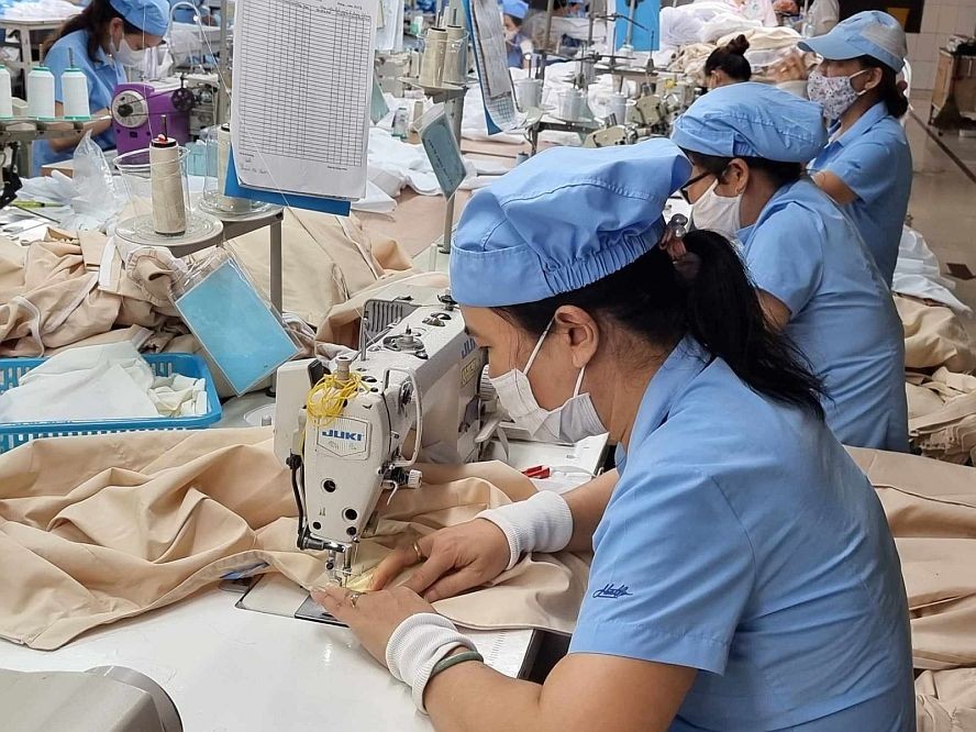 纺织品成衣业是聘用大量劳工的行业之一。