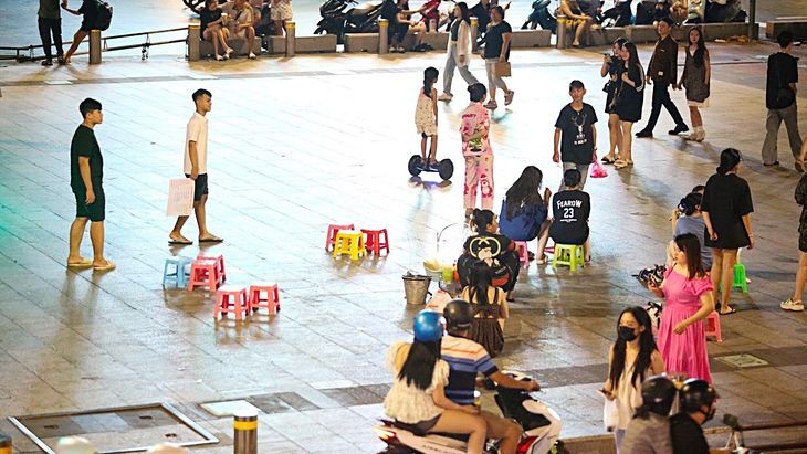 胡志明市阮惠步行街的路边出现车辆乱停放、街头肩挑小贩买卖混乱景象。 (芳娟摄于今年11月11日晚上)。