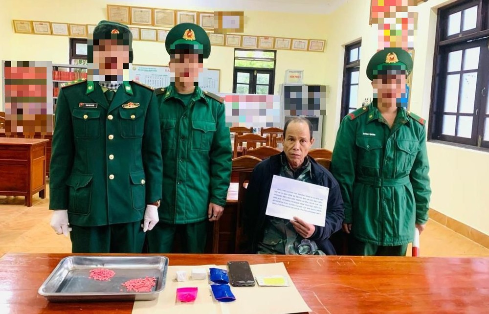 被抓获的毒贩嫌疑人梁文赏及毒品证物。（图：英勇）