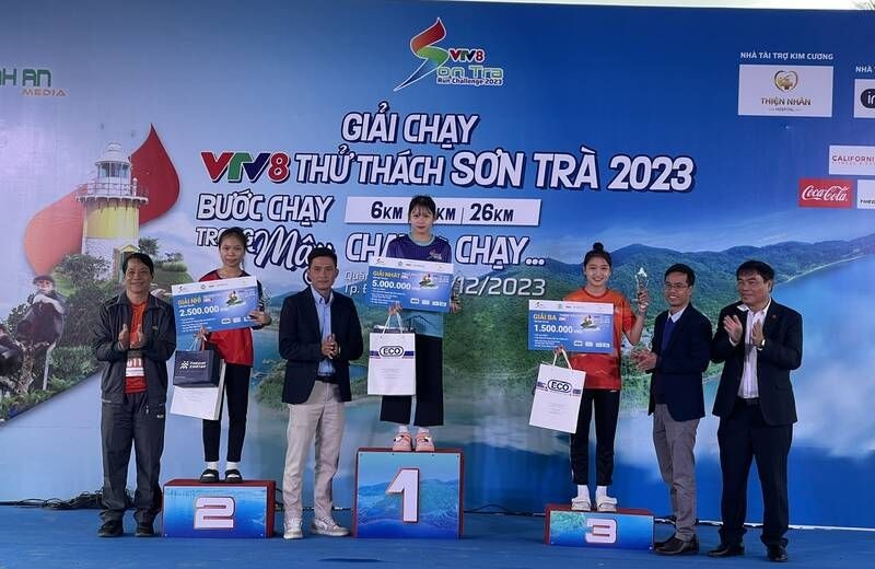 组委会颁奖。（图：互联网）