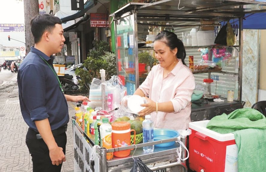 第五郡第三坊社会文化干部范维通定期关注访范氏秋幸的经营情况。