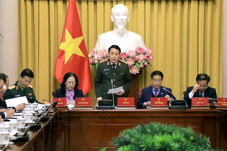 公安部副部长黎国雄中将在记者发布会上介绍《身份证法》。