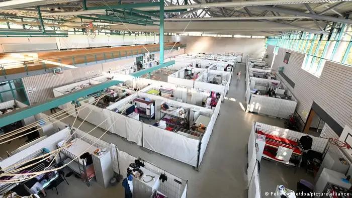 资料图片：被作为临时住所用来安置难民的体育馆。（图：DPA）