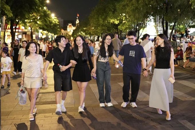 民众在第一郡阮惠街喜迎新年来临。(图:黄雄)
