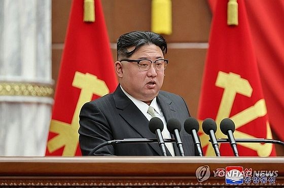 图为朝鲜国务委员会委员长金正恩在会上发言。(图:韩联社/朝中社)