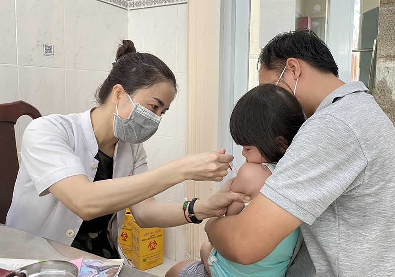 医护人员在给一名小孩施打疫苗。（图：文坚）