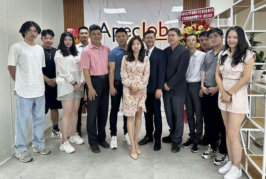 越展公司领导与各负责人庆祝重新开业。