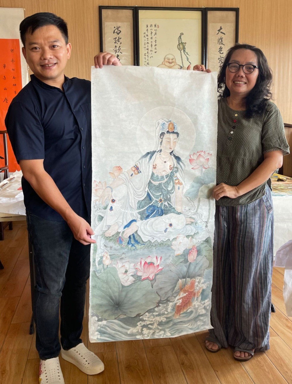 陈嘉慧画家(右)向笔者赠送《观世音菩萨图》。 rs1-4876.jpg